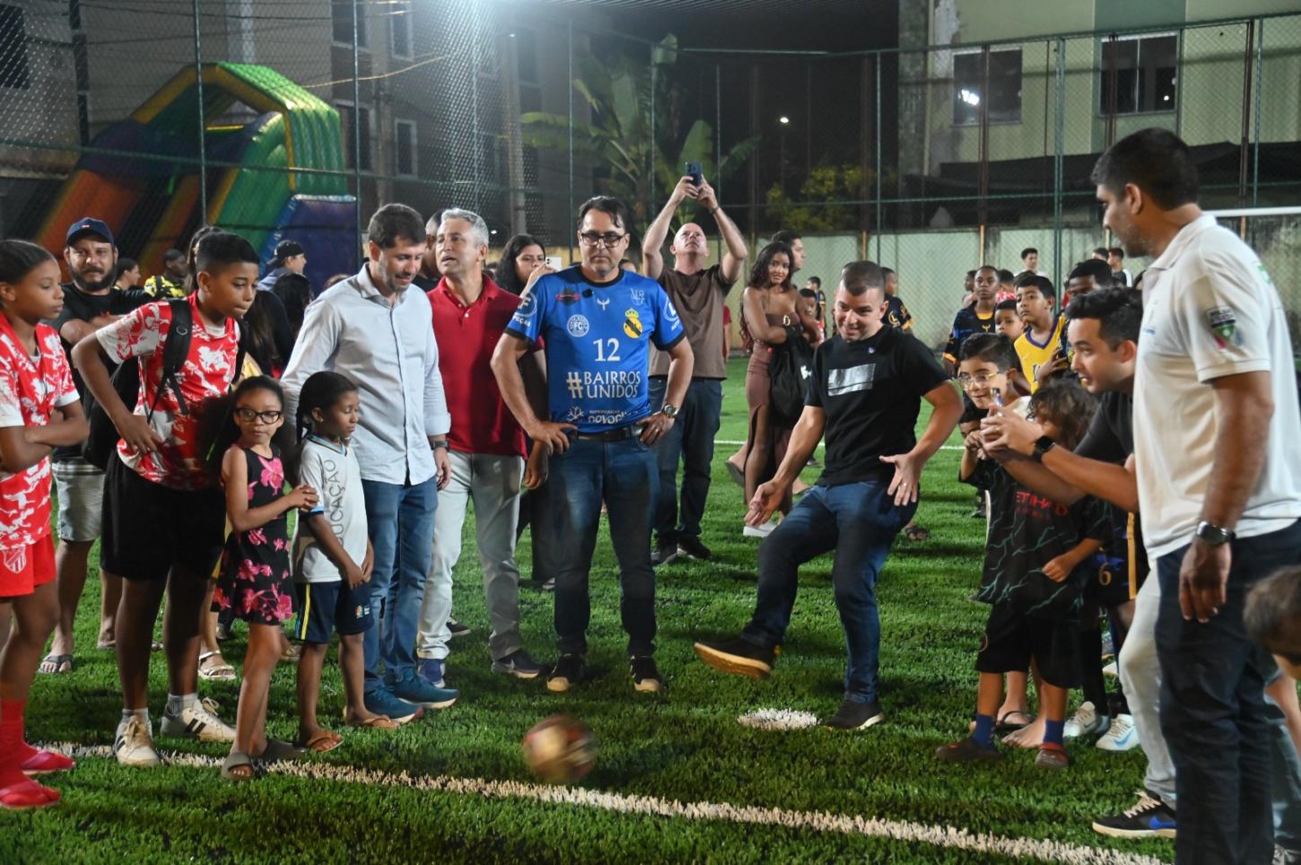 Furlani inaugura campo de grama sintética