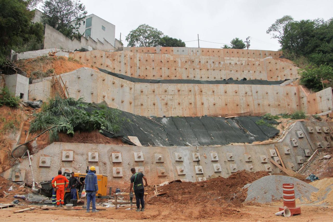 Muro de contenção no Ano Bom