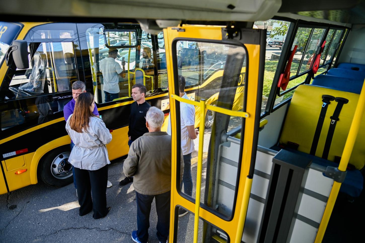 Furlani entrega novos micro-ônibus
